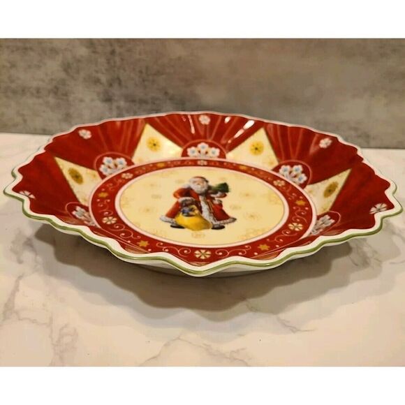 Villeroy & Boch 'Toy’s Fantasy' Santa w His Sack 9¾” x 1½" Scalloped Edge Bowl - Picture 5 of 8